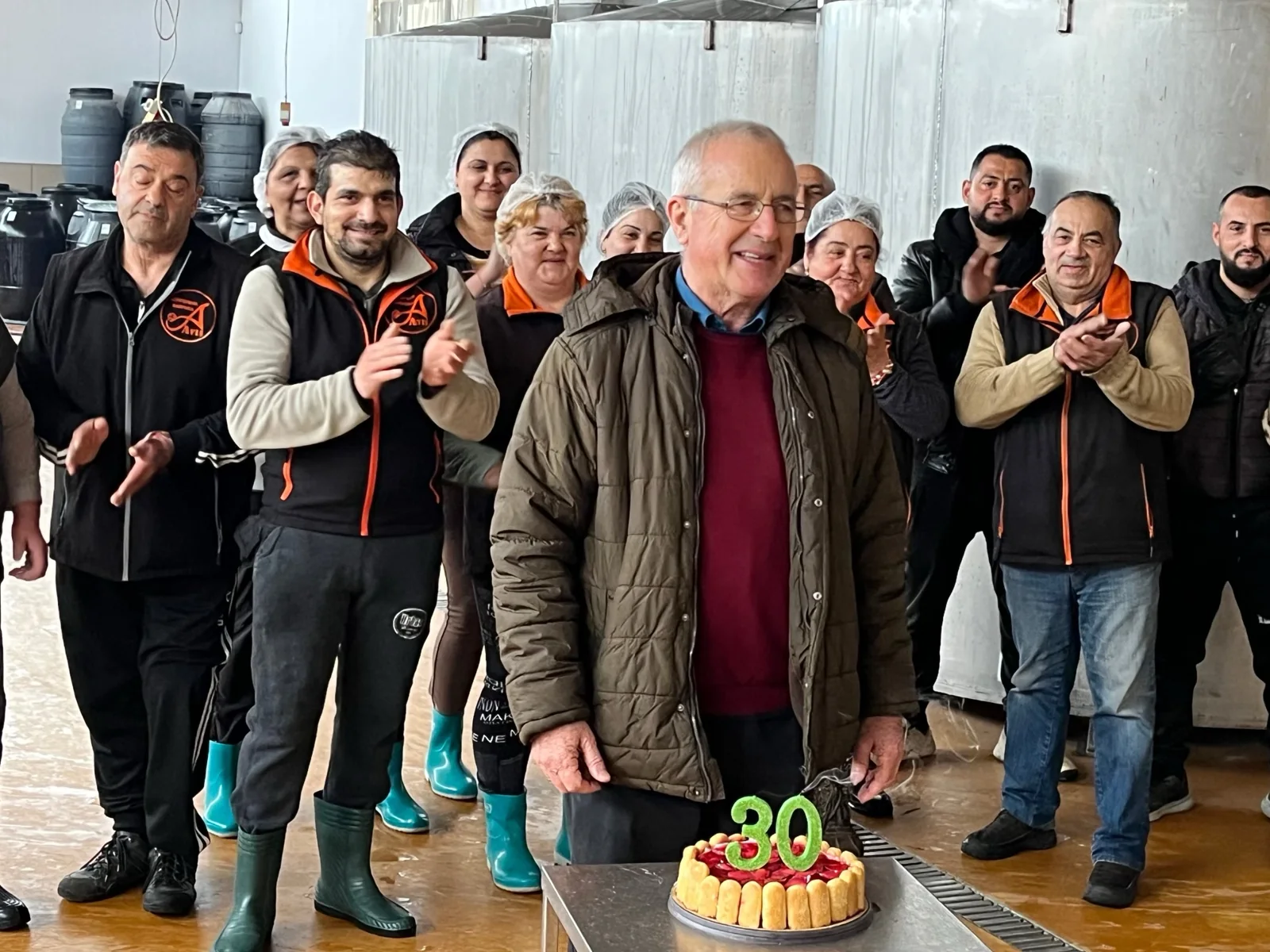 Екипът на АВИС празнува 30 години на фирмата във фабриката
